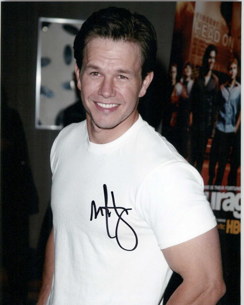 Mark Wahlberg Signed Autographed Glossy 8x10 Photo Poster painting - COA Matching Holograms