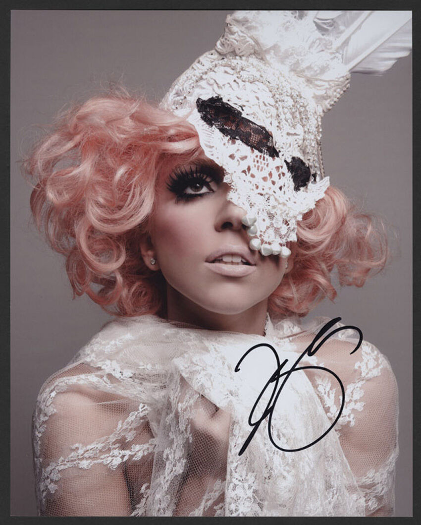 LADY GAGA Autographed Photo Poster paintinggraph - Pop Musician / Singer / Vocalist - preprint