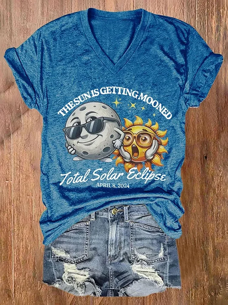 Vintage The Sun Is Getting Mooned Total Solar Eclipse April 8, 2024 Print T-shirt