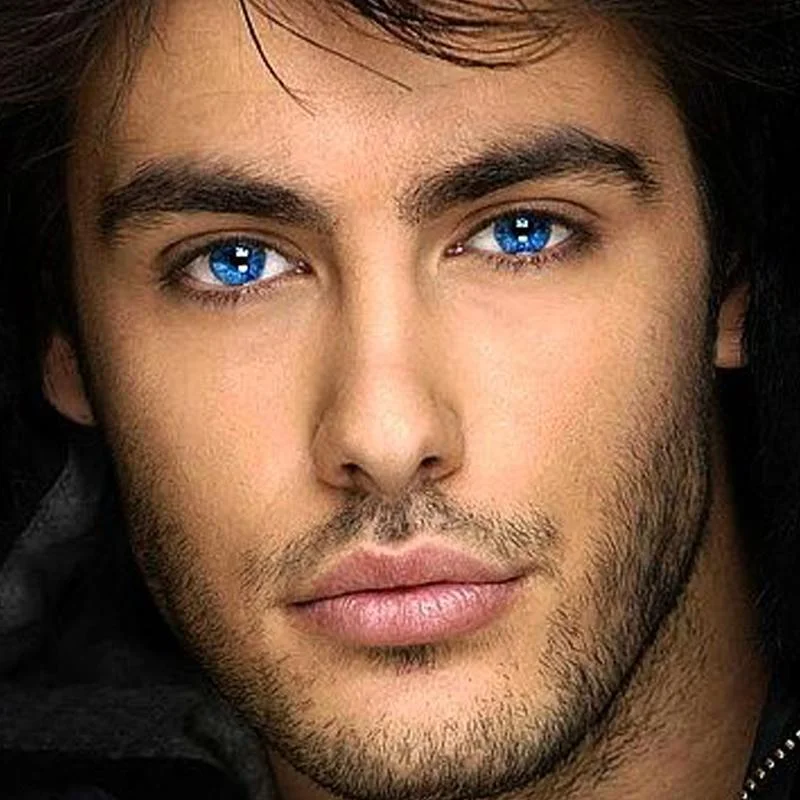 Men's bright blue (12 months) cosmetic contact lenses