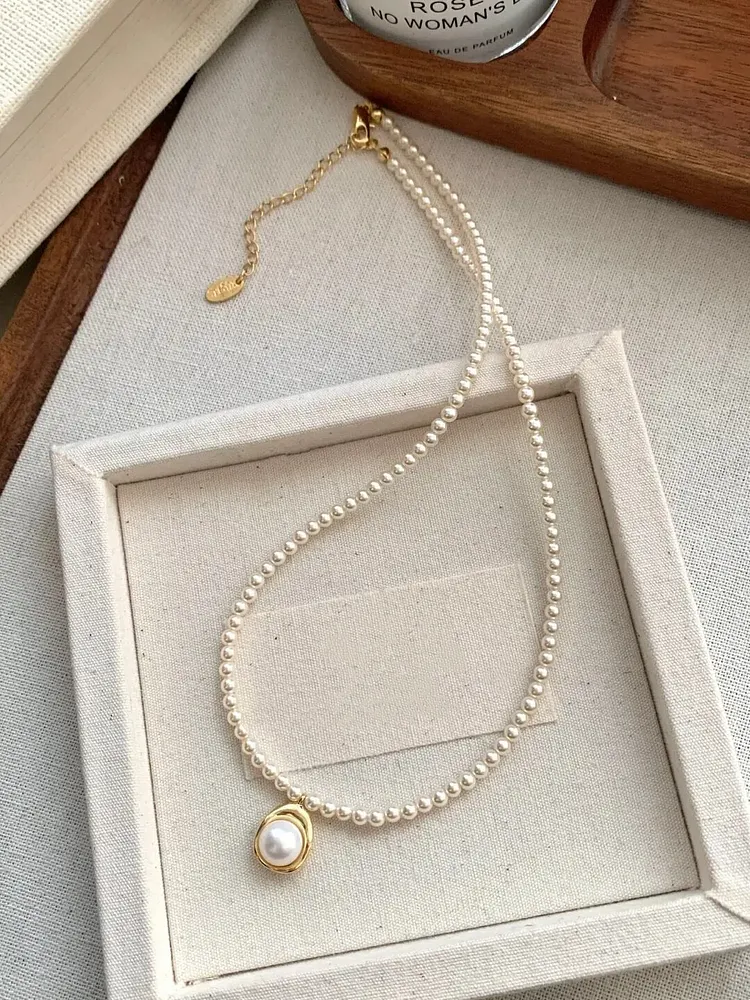 Gold irregular circular pendant millet pearl necklace