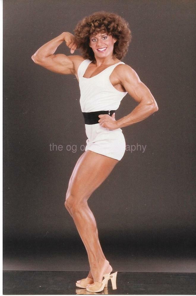 PRETTY BUFF WOMAN 80's 90's FOUND Photo Poster painting Color MUSCLE GIRL Original EN 110 30 F