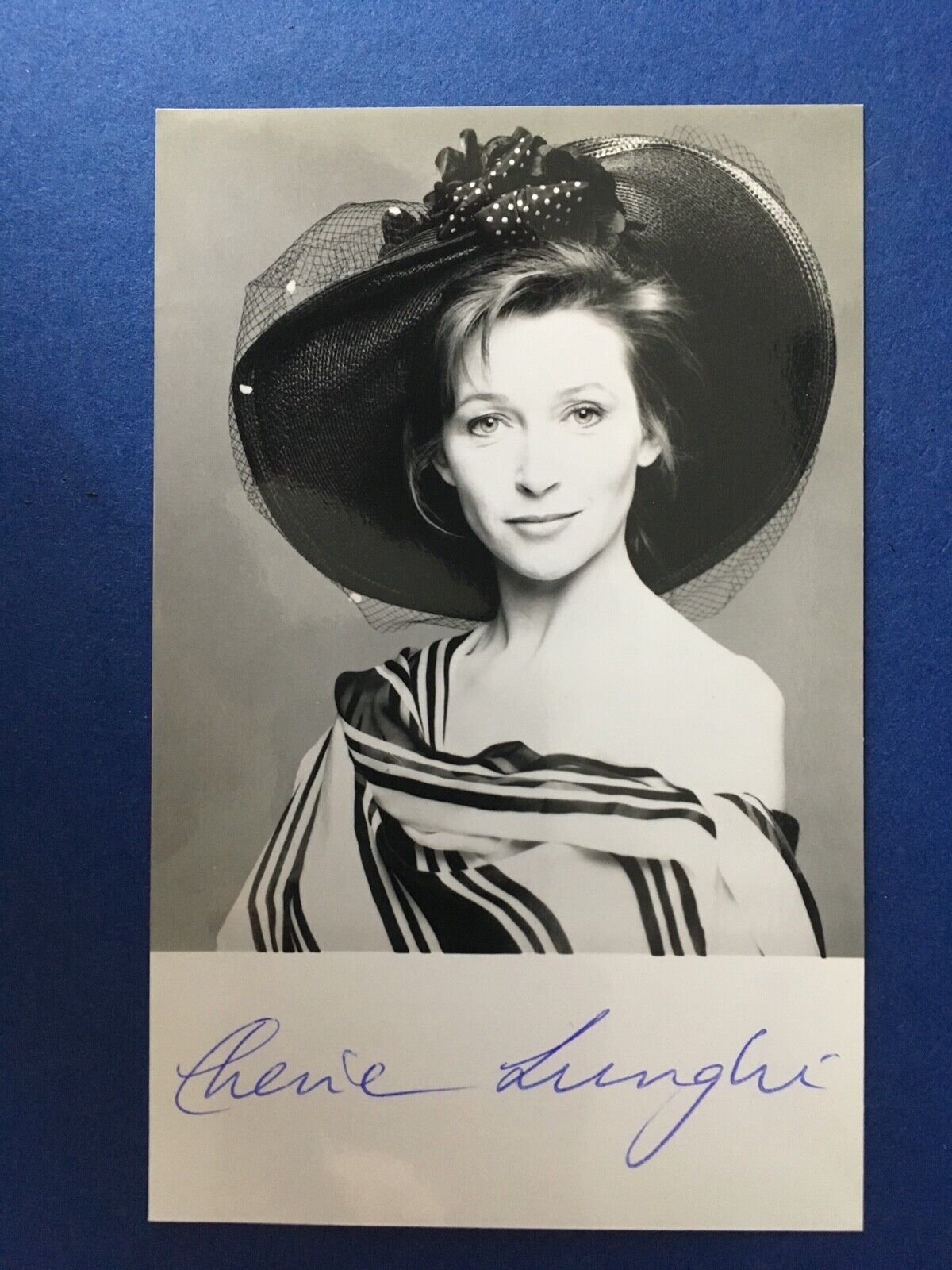 CHERIE LUNGHI - POPULAR BRITISH ACTRESS - EXCELLENT SIGNED Photo Poster paintingGRAPH