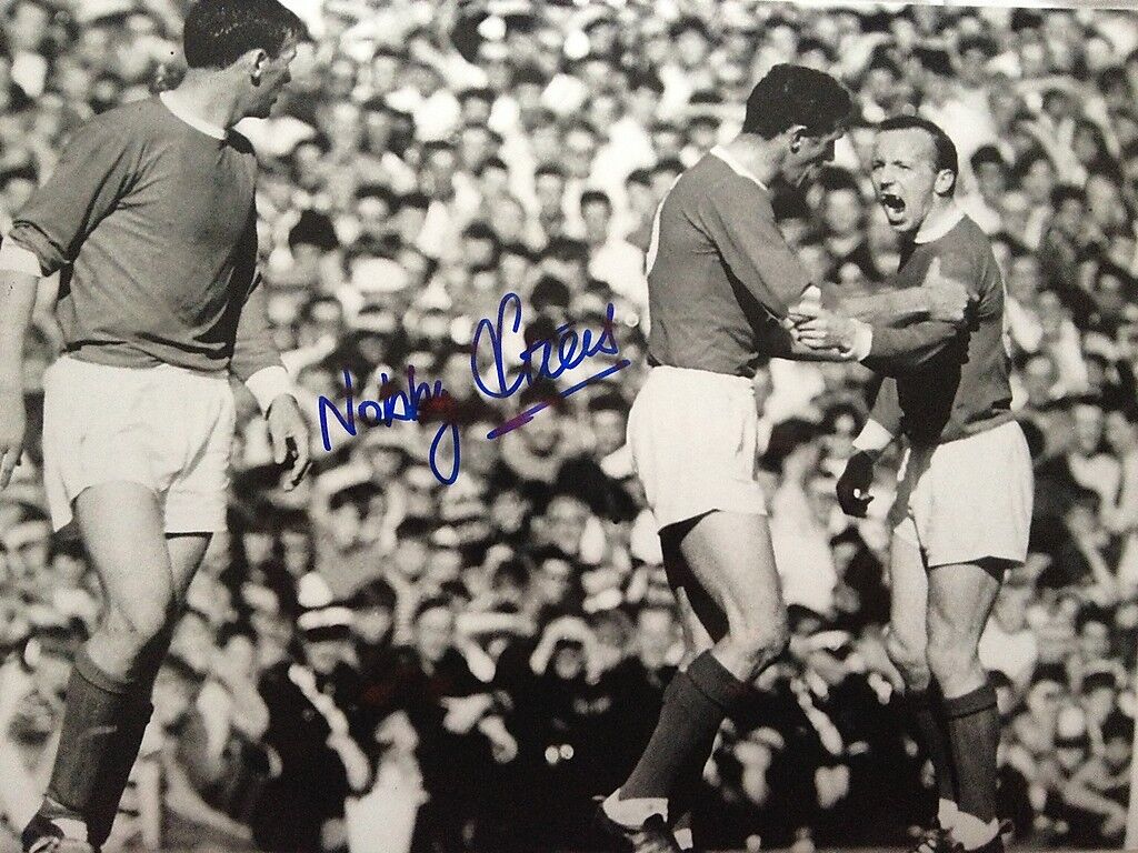 NOBBY STILES - MANCHESTER UNITED LEGEND - SIGNED B/W ACTION Photo Poster paintingGRAPH