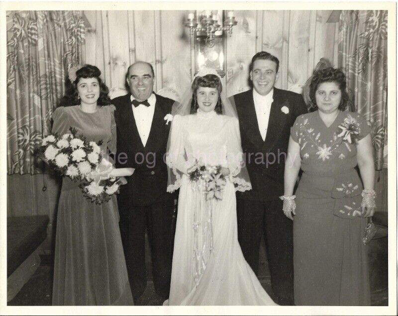 1940's WEDDING PORTRAIT 8 x 10 FOUND Photo Poster paintingGRAPH Vintage B + W Original 02 8 Y