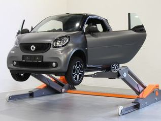 Lifting also of compact cars such as SMART Fortwo, with free door access