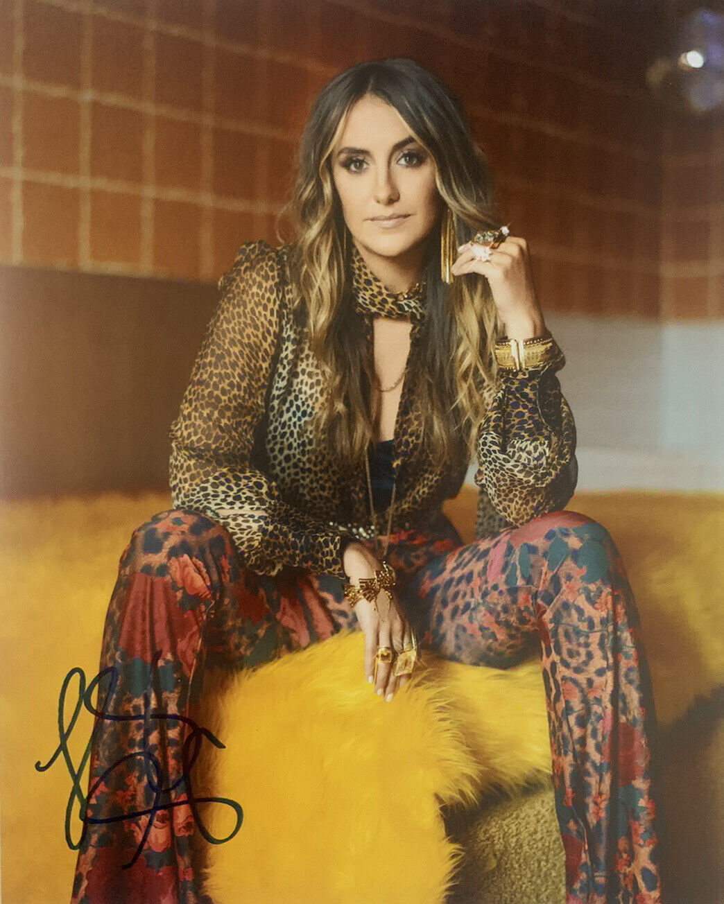 LAINEY WILSON HAND SIGNED 8x10 Photo Poster painting COUNTRY SINGER AUTHENTIC AUTOGRAPH COA