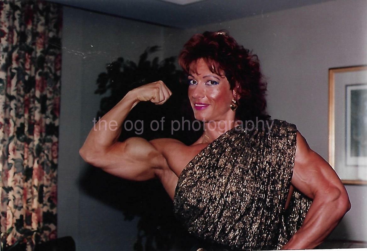 FEMALE BODYBUILDER 80's 90's FOUND Photo Poster painting Color MUSCLE GIRL Original EN 112 29 Q