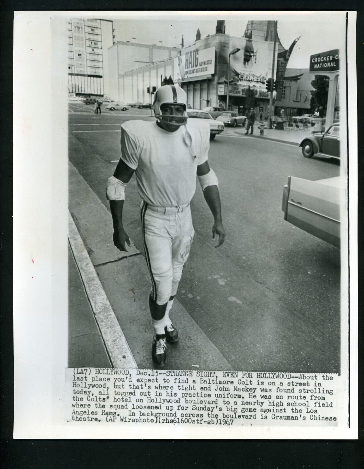 John Mackey walks down Hollywood Boulevard 1967 Press Photo Poster painting Baltimore Colts