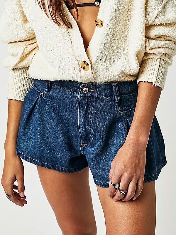simple pleated casual women's denim shorts