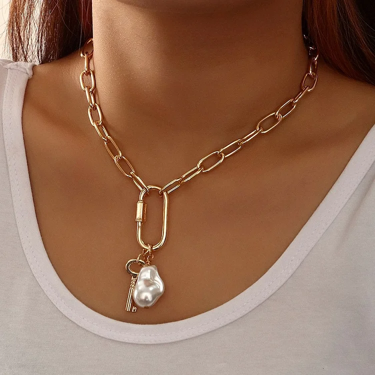 Vintage Baroque Metal Round Clasp Necklace