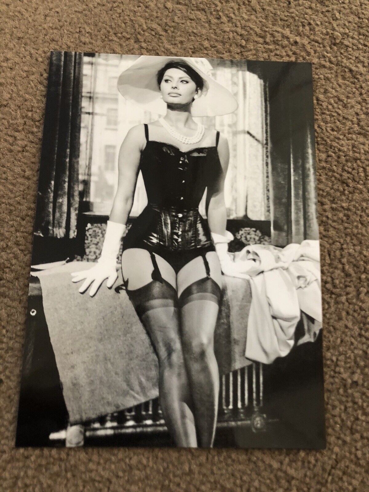 SOPHIA LOREN (ACTRESS) UNSIGNED Photo Poster painting- 7x5”