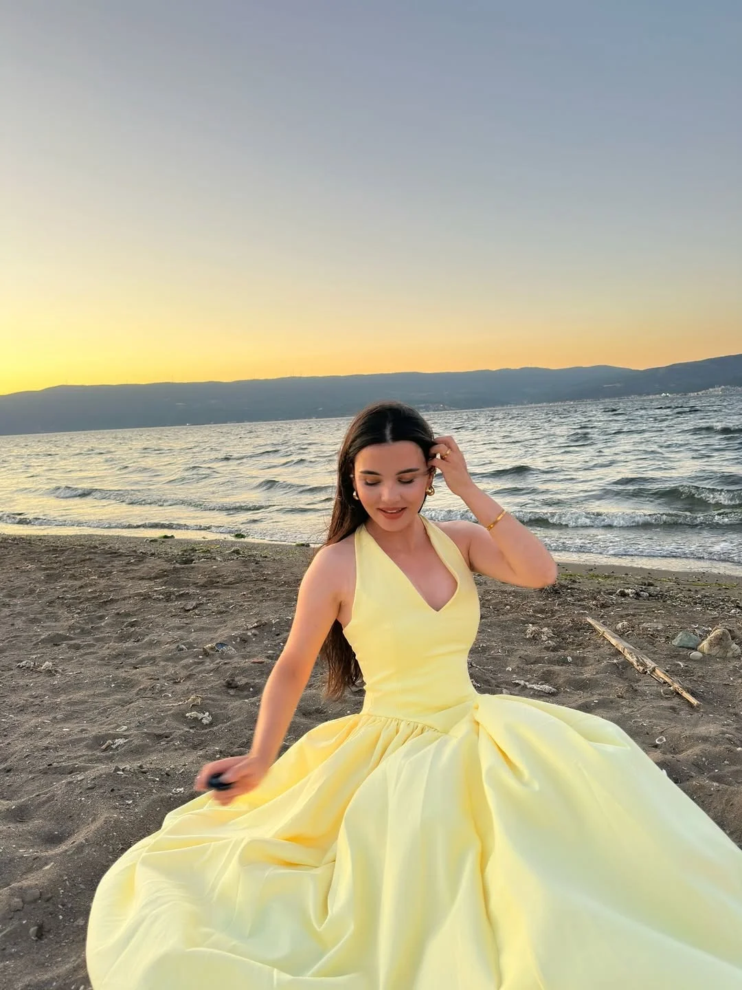 Elegant Daffodil Sleeveless Halter Strap V-Neck Prom Dress With Pockets YK0264