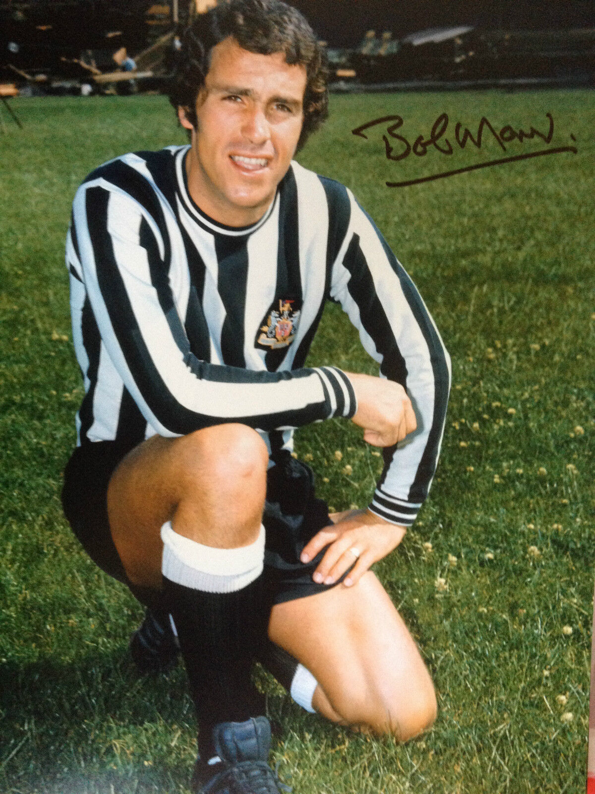 BOBBY MONCUR - NEWCASTLE UNITED LEGEND - SIGNED COLOUR Photo Poster paintingGRAPH