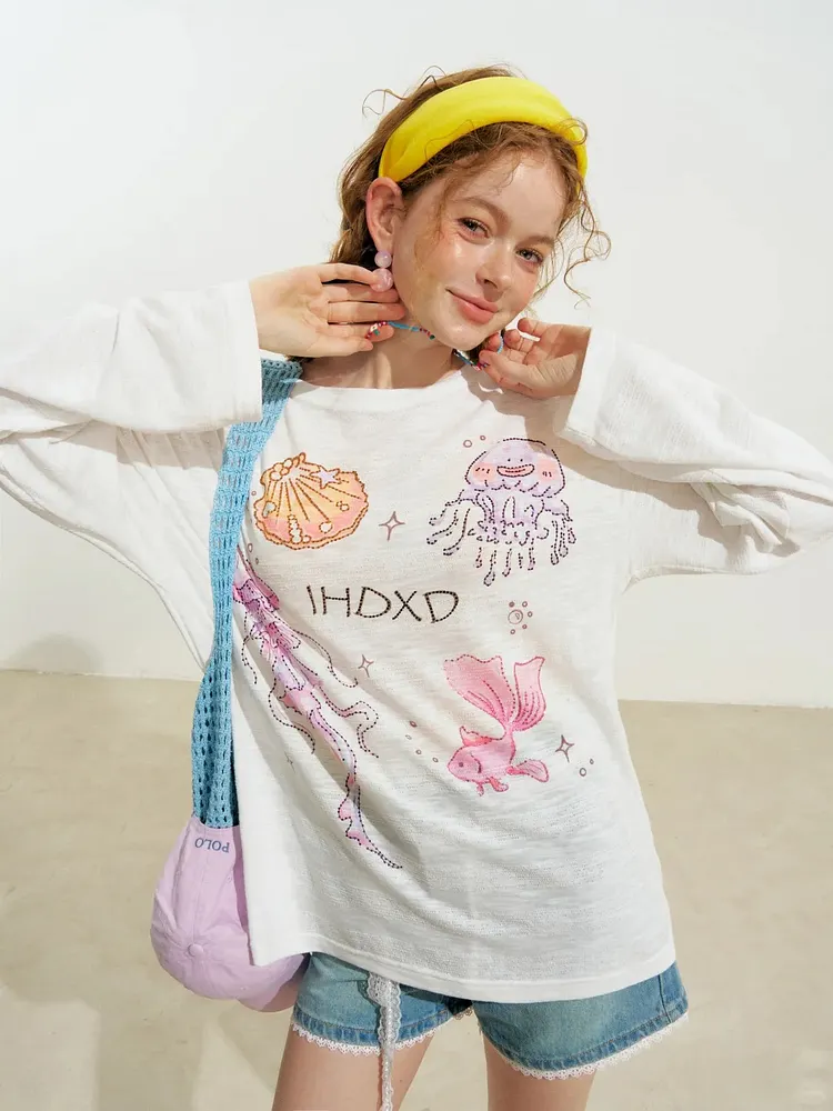 White loose-fitting long-sleeved crew neck T-shirt with print