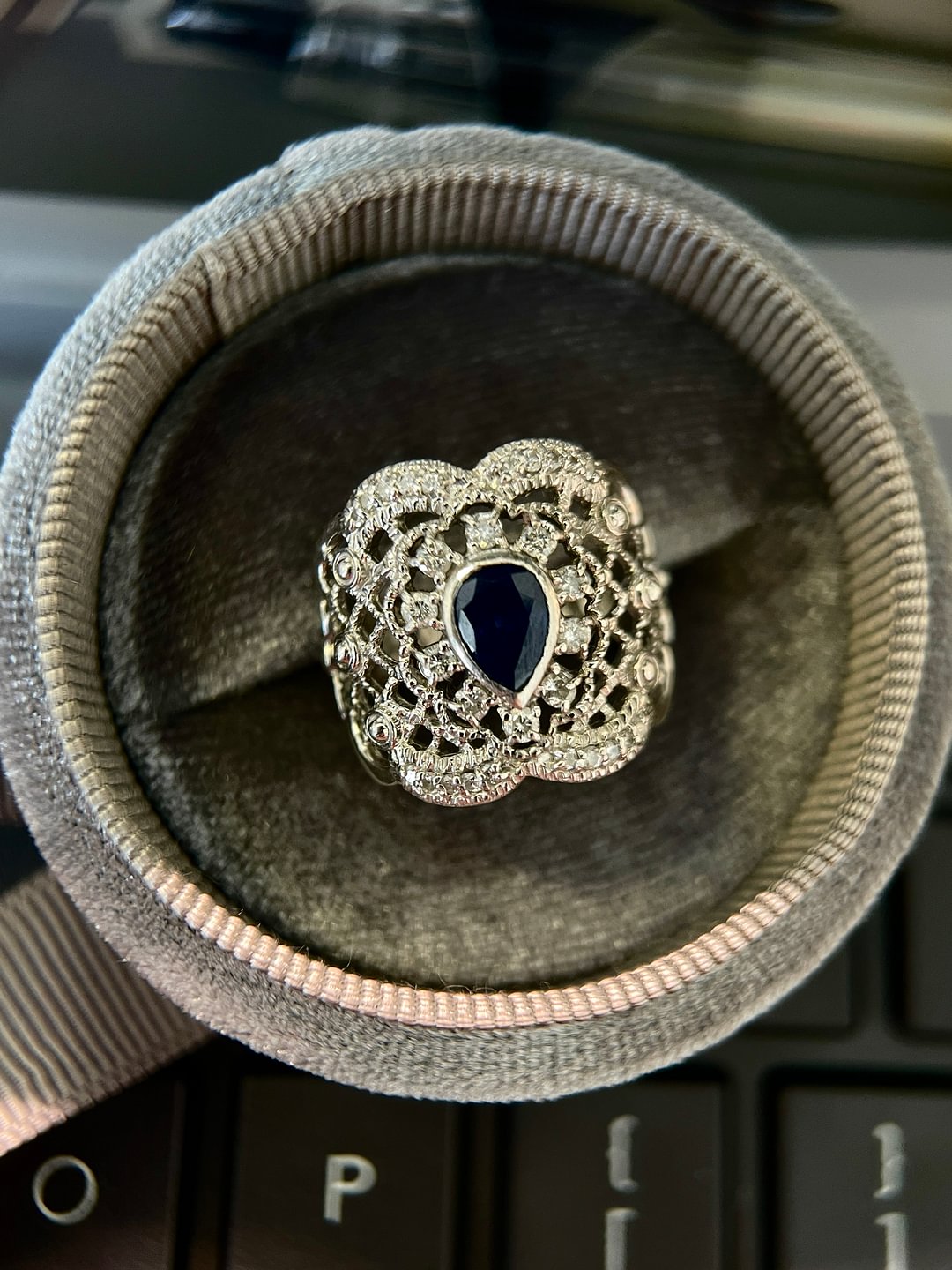 S162 铂金pt900镂空戒指，主石0.58，钻石0.48，12.2g，13/52码【主石未明确种类】