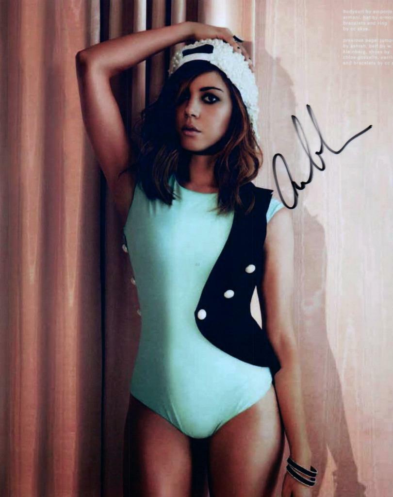 Aubrey Plaza signed 8x10 Photo Poster painting picture autographed good looking plus COA