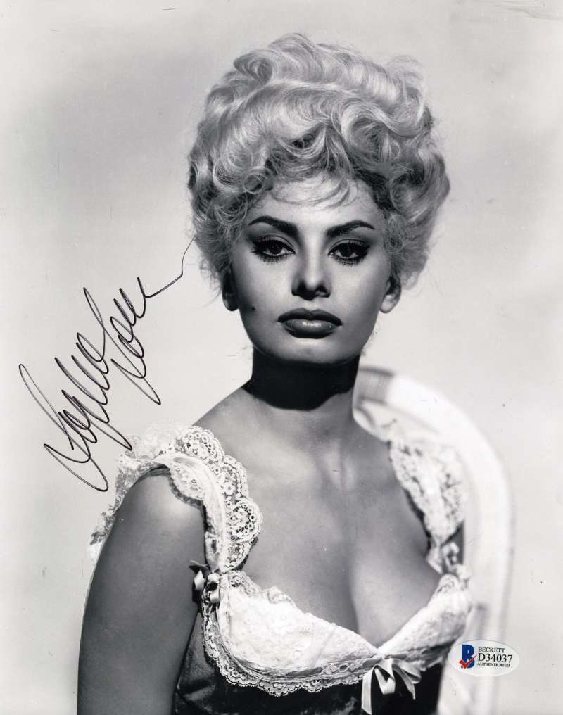 Sophia Loren Bas Beckett Hand Signed 8x10 Photo Poster painting Authentic Autograph