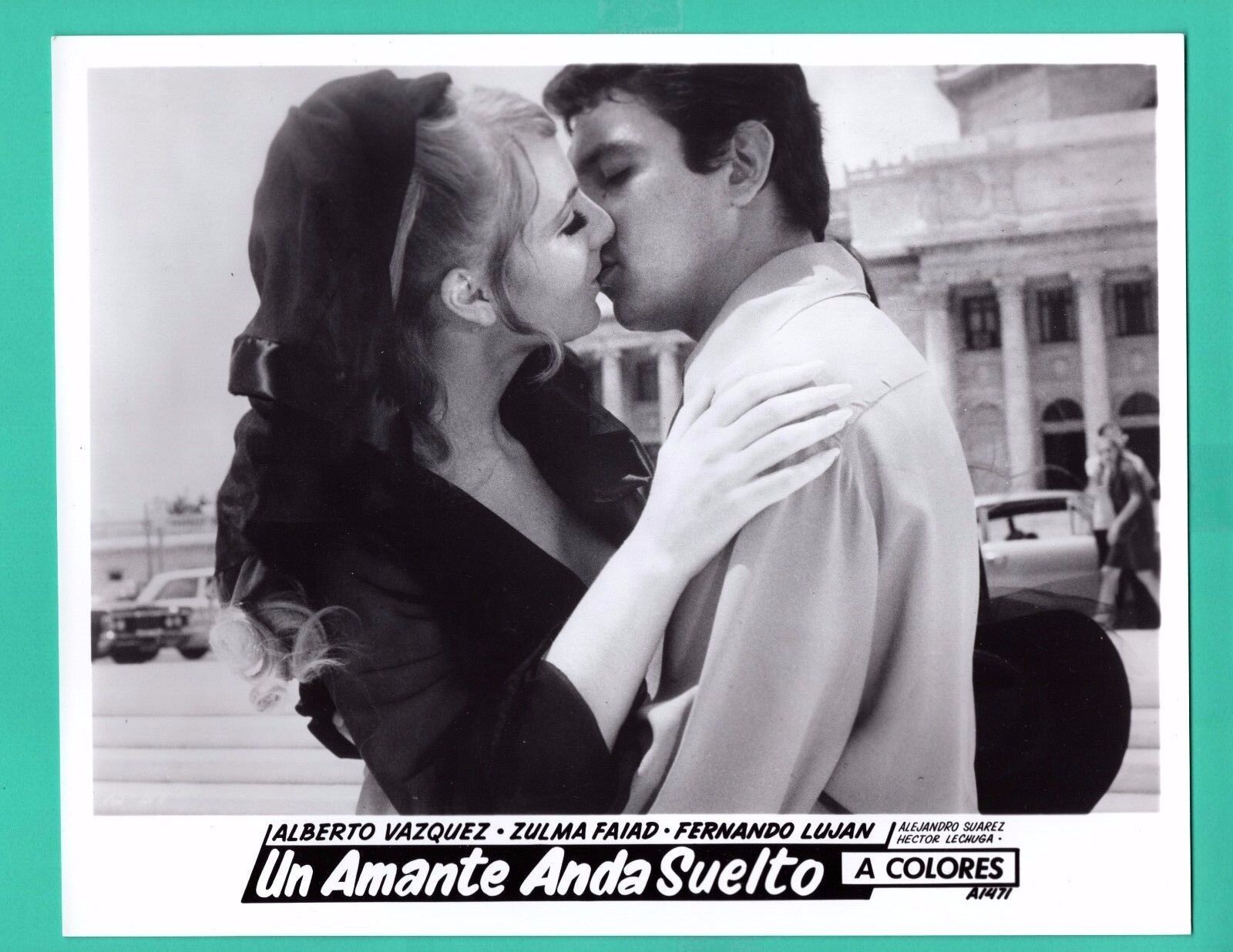 Original ZULMA FAIAD Kissing UN AMANTE ANDA SUELTO Mexican Movie Photo Poster painting 1970 8x10