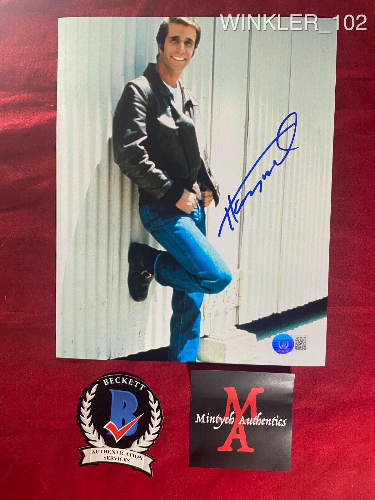 HENRY WINKLER AUTOGRAPHED SIGNED 8x10 Photo Poster painting! HAPPY DAYS! FONZIE! BECKETT COA!