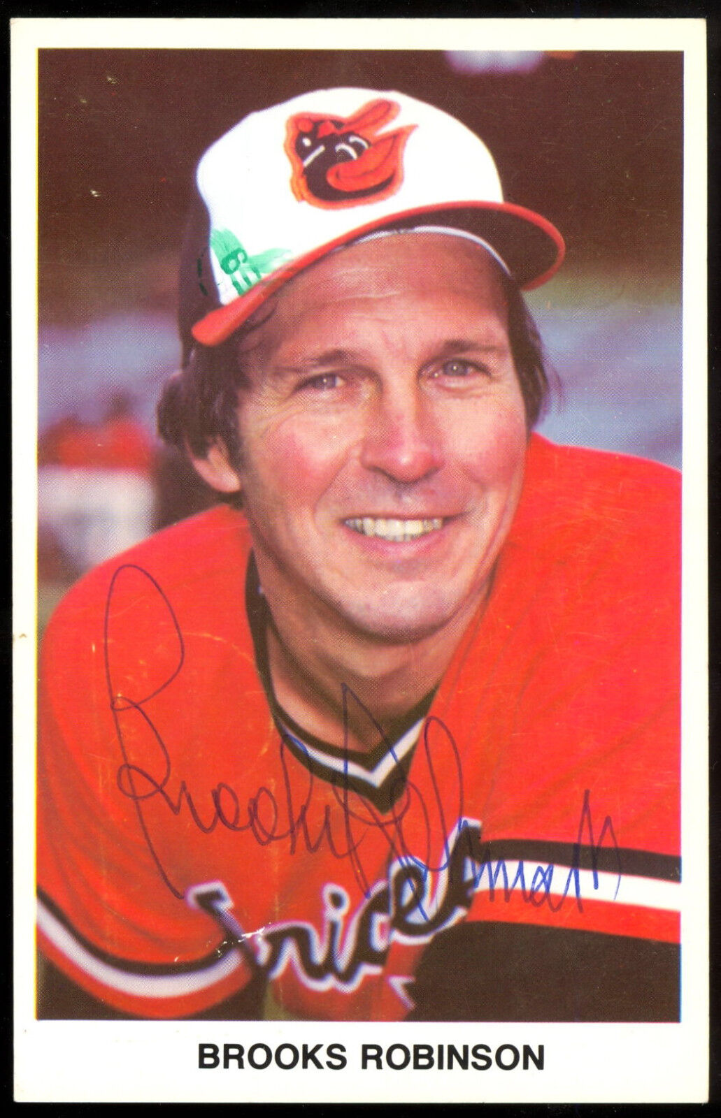 BROOKS ROBINSON HAND SIGNED auto AUTOGRAPH ON BALTIMORE ORIOLES TEAM Photo Poster painting CARD