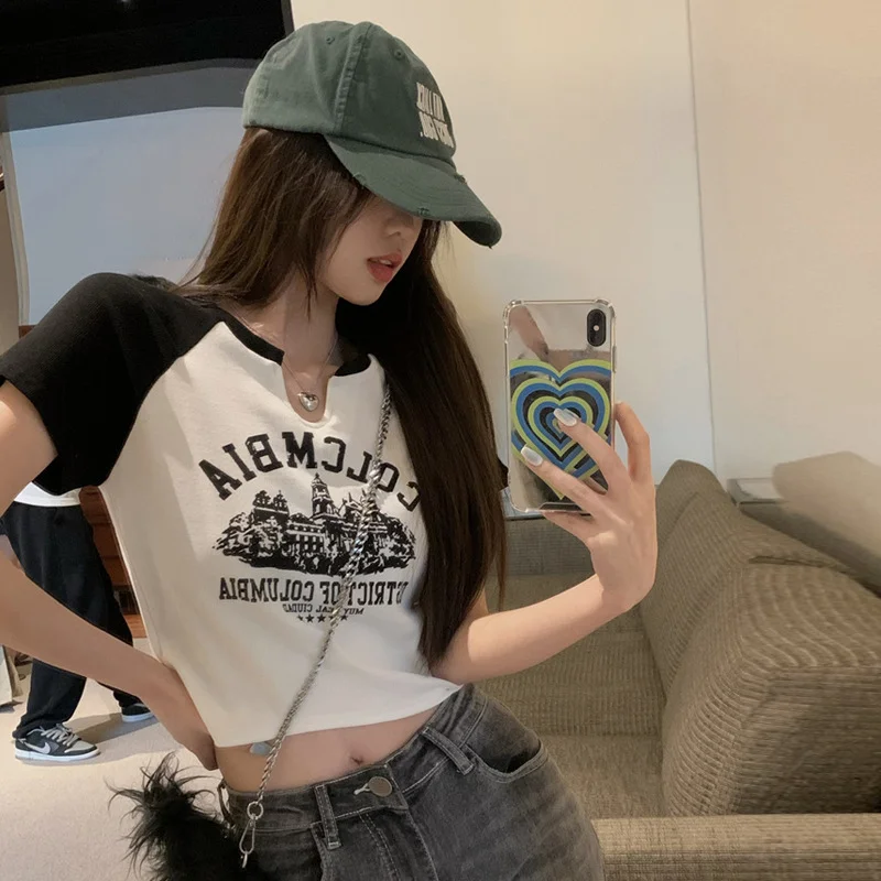 Brownm Brownm Girl V-Neck Short-Sleeved T-Shirt Women's Summer 2024 New Sweet Hot Retro Design Sense Short Student Top Tide