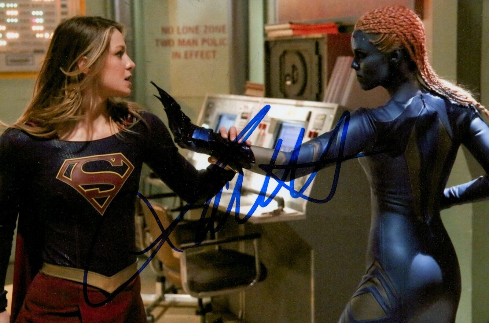 Laura Vandervoort Signed 6x4 Photo Poster painting Supergirl Smallville Genuine Autograph + COA