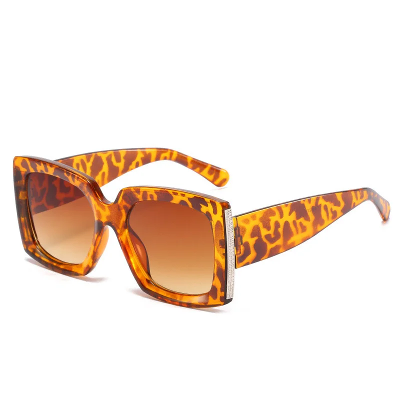 How to Choose Flattering Sunglasses for Mature Women: A Guide to Timeless Style