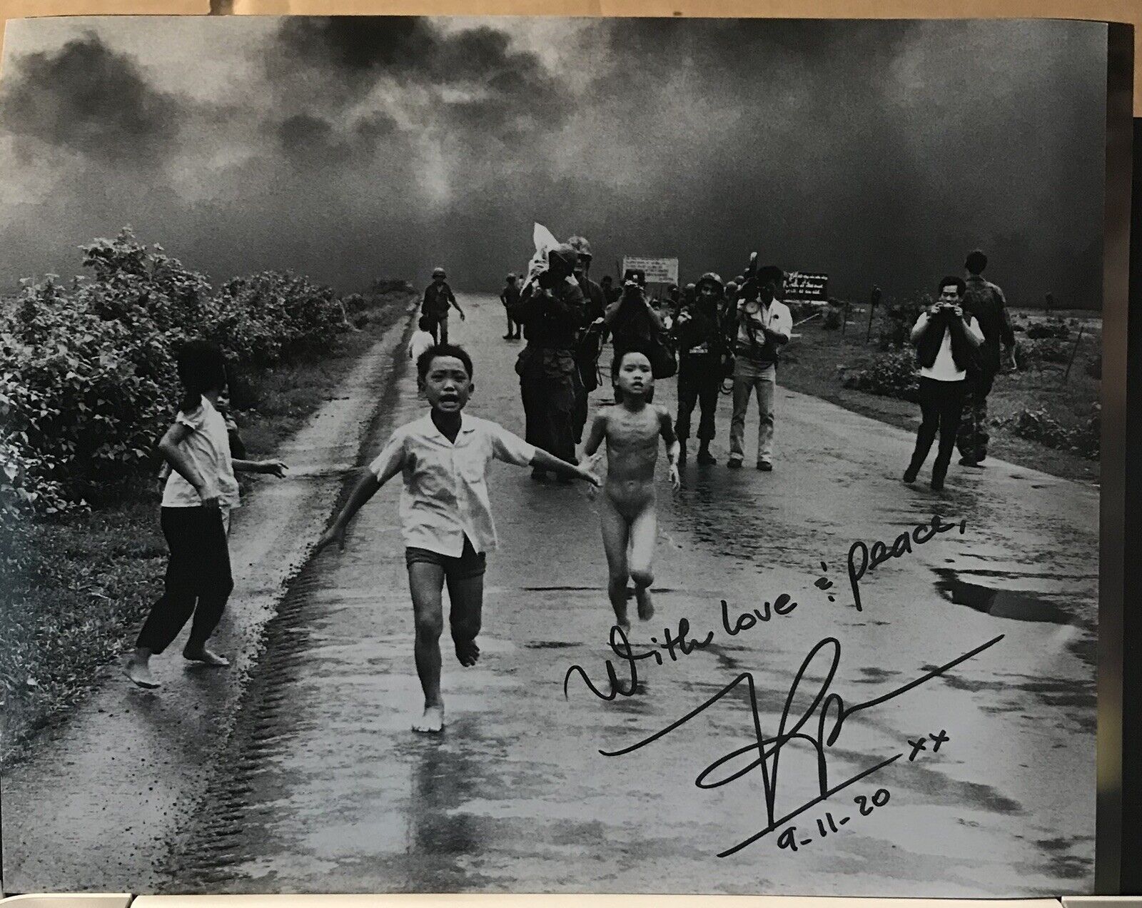 Kim Phuc Signed BAS Beckett Authenticated Vietnam 'Napalm Girl' 8x10 Photo Poster painting D1