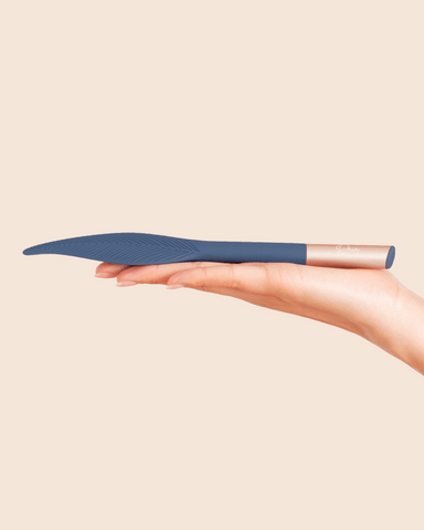 Pornhint Deia The Feather Teasing External Vibrator