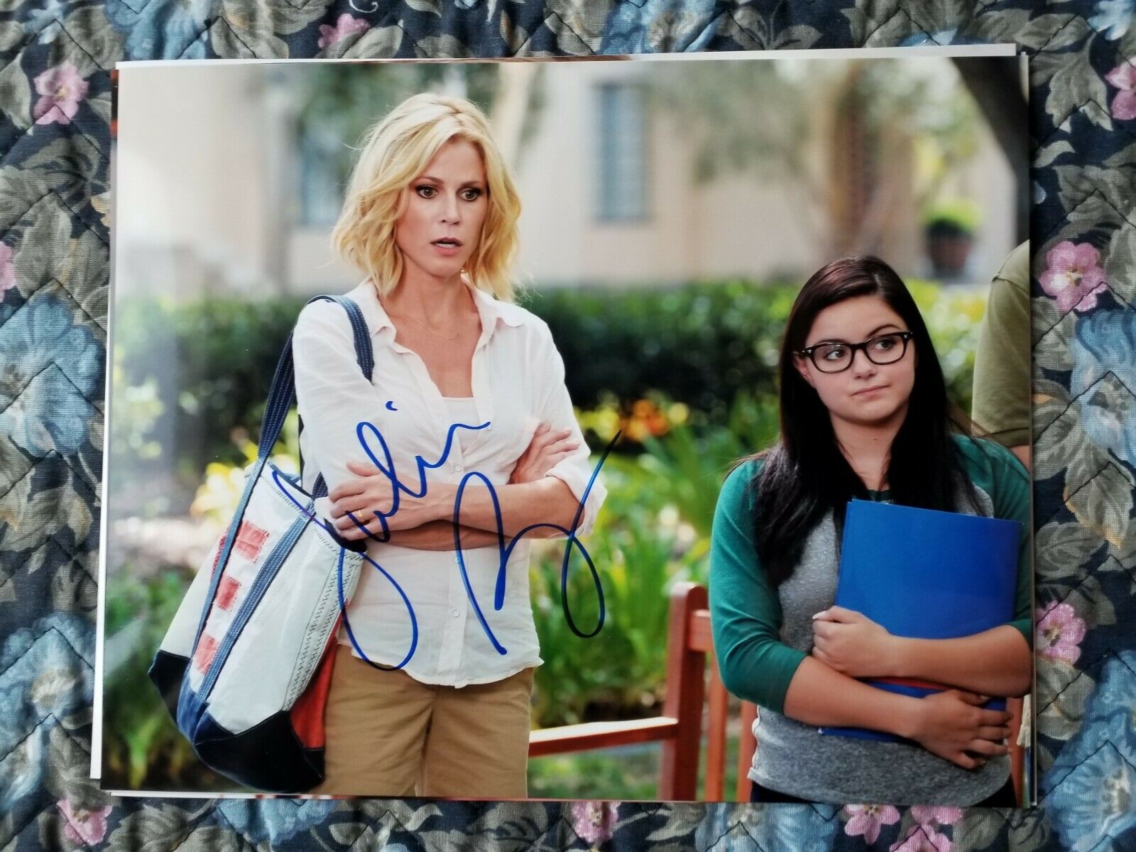 JULIE BOWEN Signed 8x10 Authentic AUTOGRAPH *MODERN FAMILY* HAPPY GILMORE