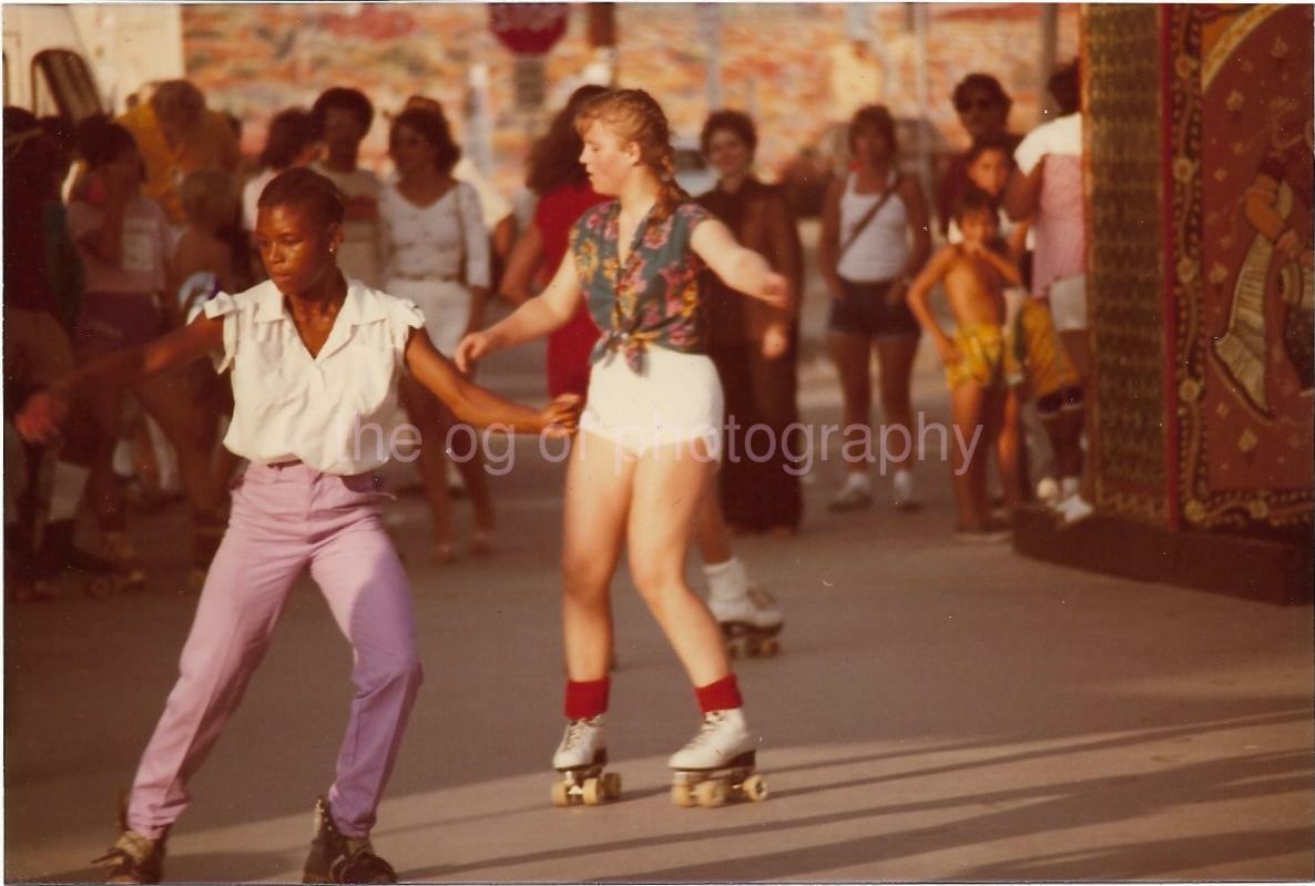 ROLLER GIRLS Summer FOUND Photo Poster painting Color Snapshot VINTAGE Pretty Women SKATES 01 24