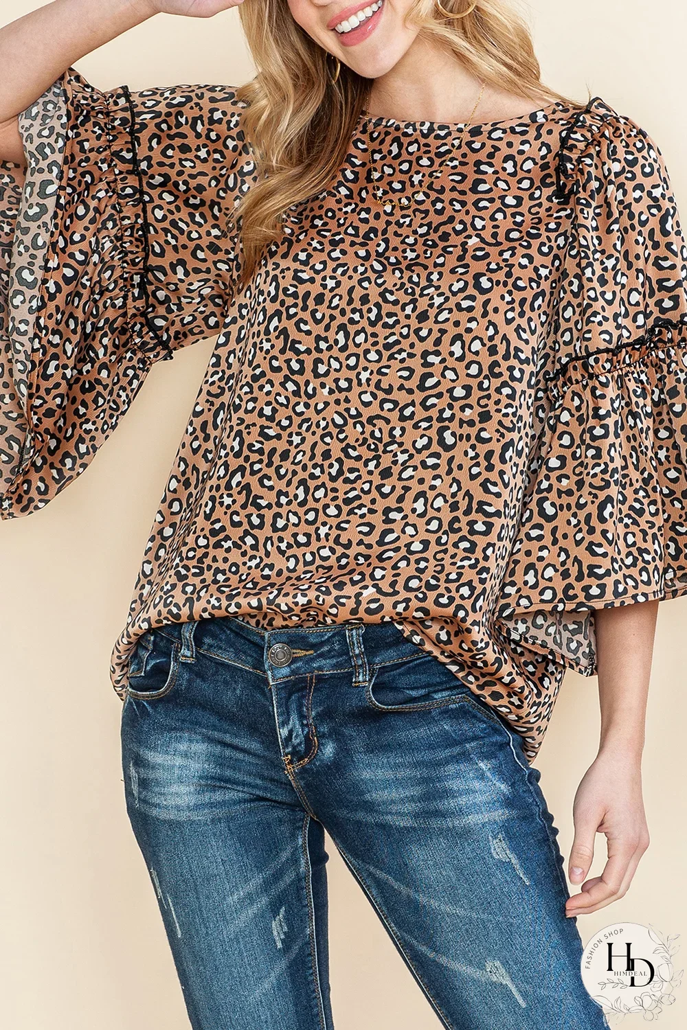 Blusa castaña con mangas volantes y volantes de leopardo