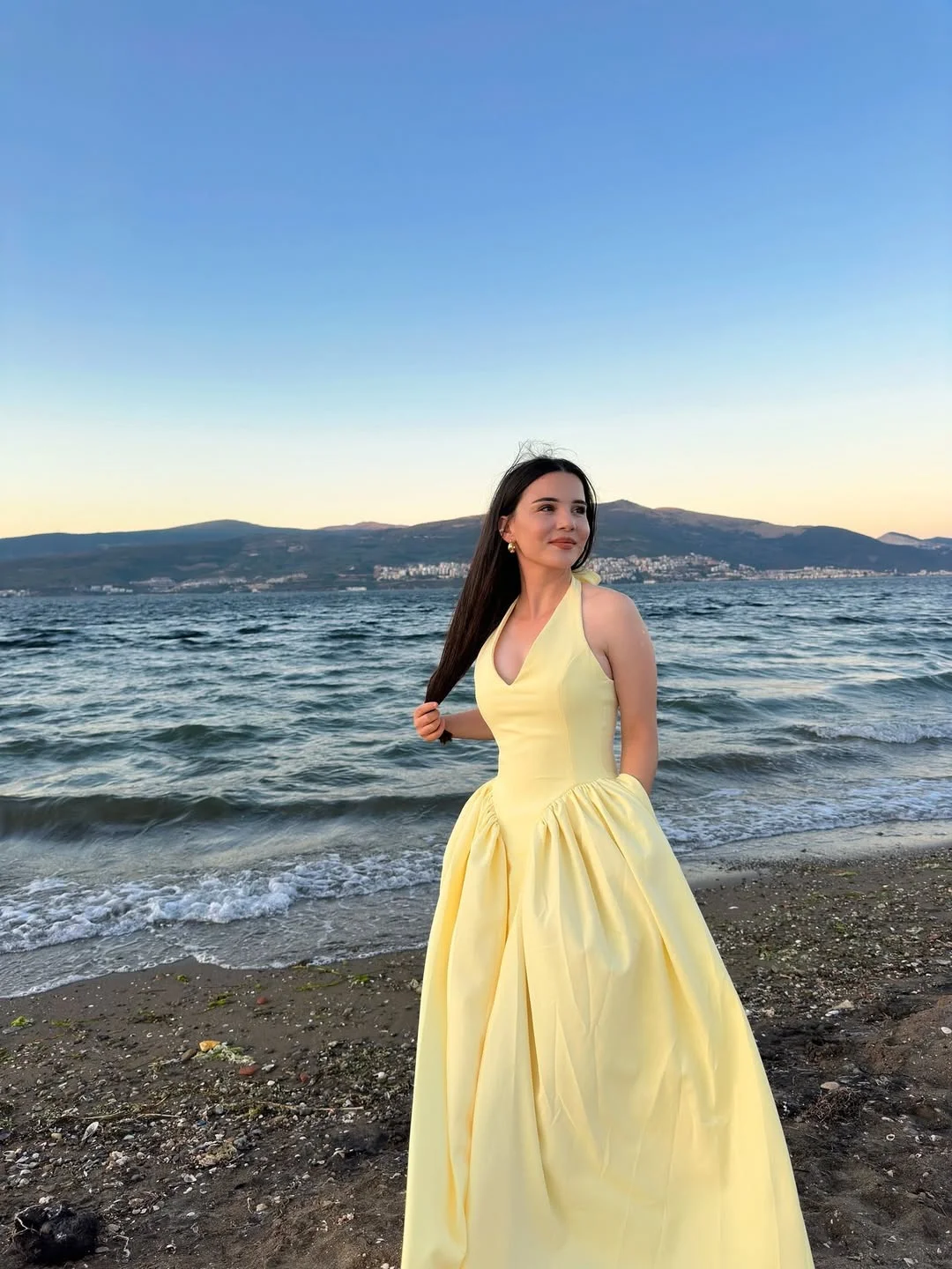 Elegant Daffodil Sleeveless Halter Strap V-Neck Prom Dress With Pockets YK0264