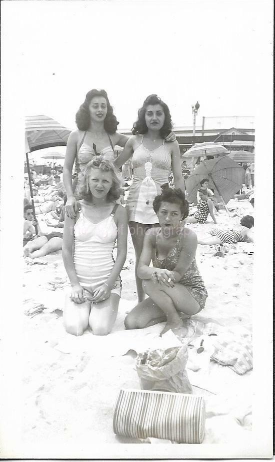 BEACH GIRLS Vintage FOUND Photo Poster paintingGRAPH bw 1940'S Original PRETTY WOMEN JD 110 12 G