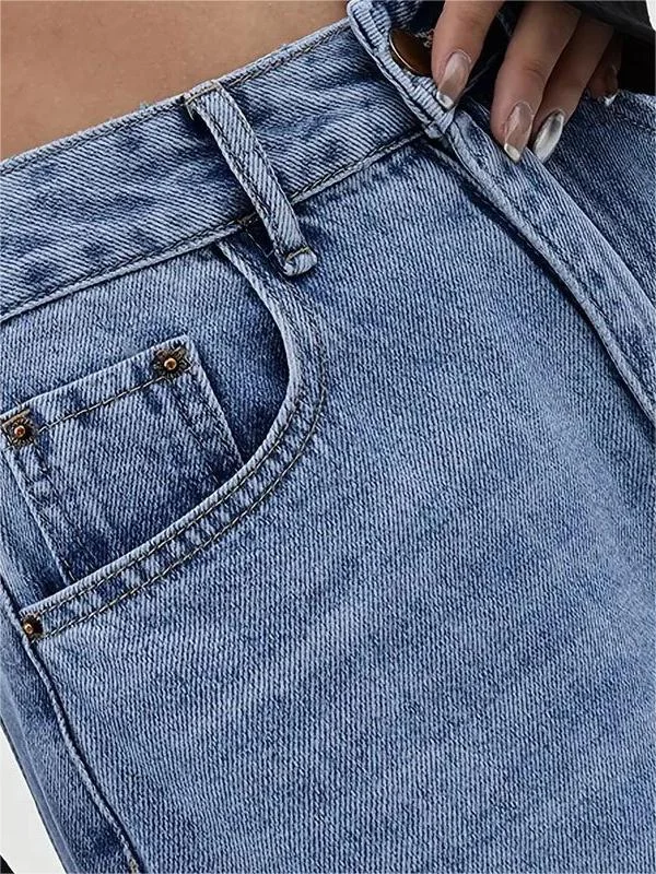 Brownm boyfriend jeans with an embroidered motif on the back