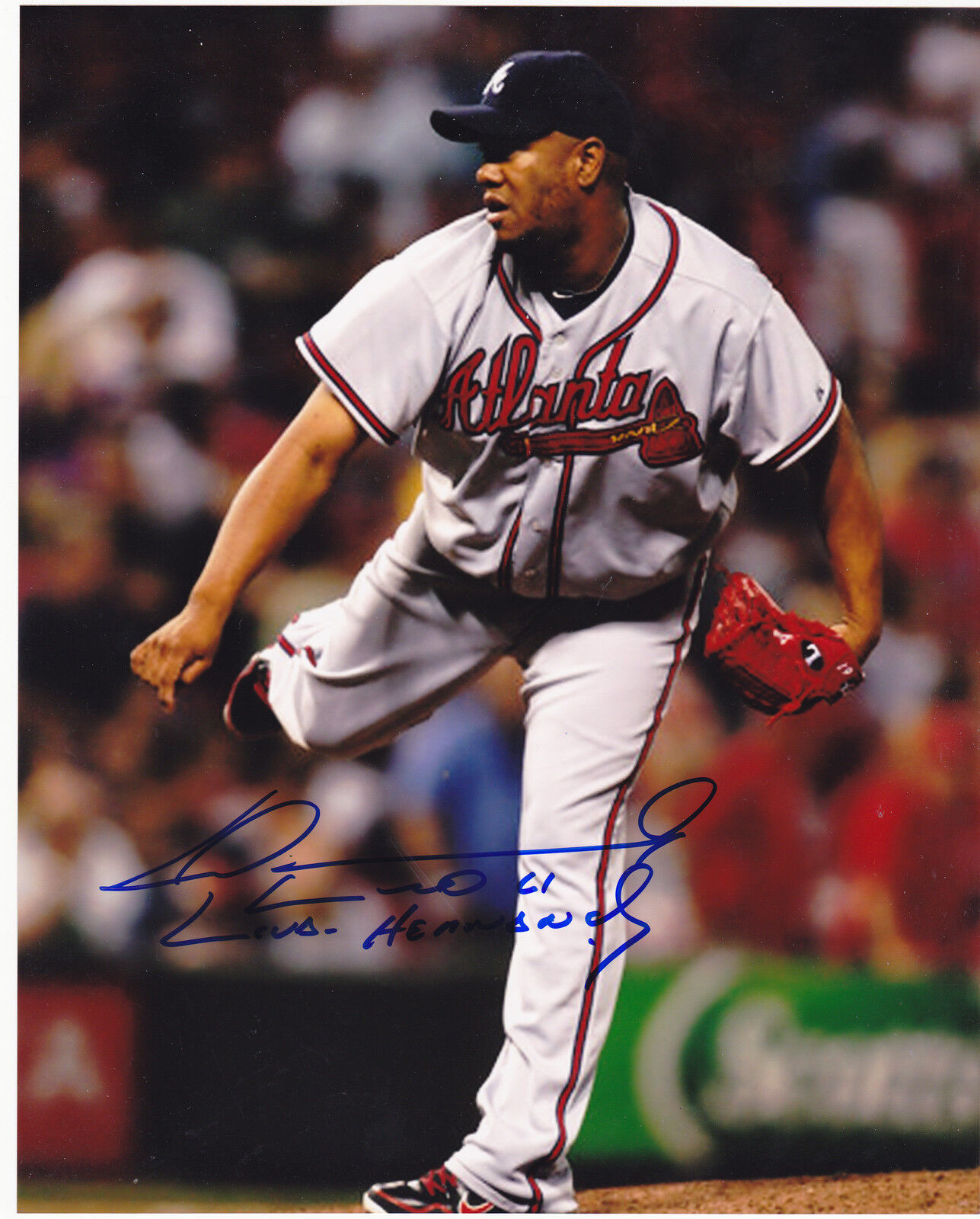 LIVAN HERNANDEZ ATLANTA BRAVES ACTION SIGNED 8x10