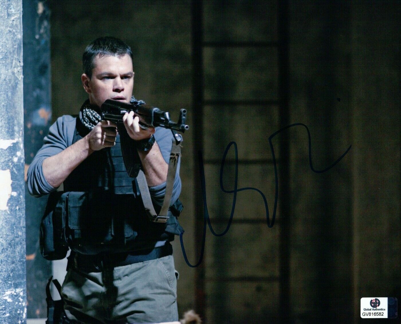 Matt Damon Signed Autographed 8X10 Photo Poster painting Green Zone Holding Gun GV816582