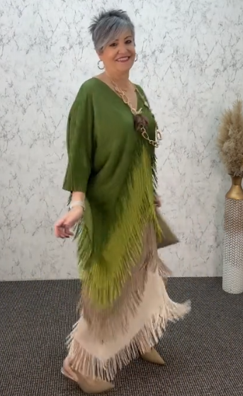 Elegancka sukienka z dekoltem w serek i warstwowymi frędzlami