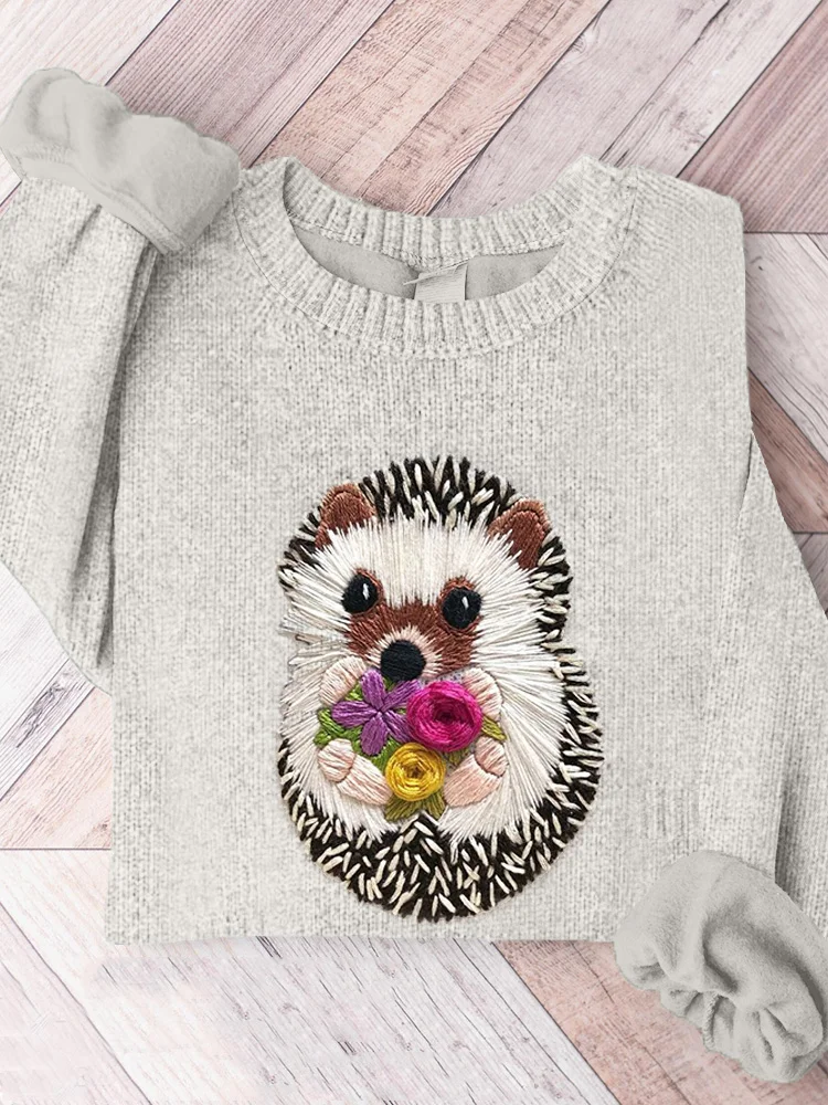 Niedlicher gemütlicher Pullover mit Igel- und Blumenstickerei
