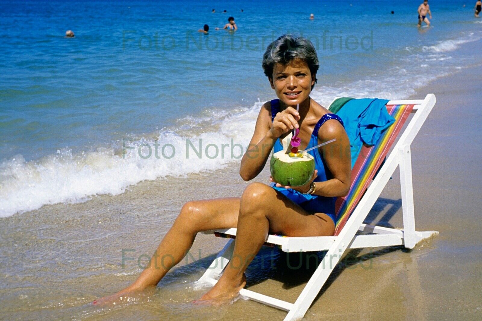 Uschi Glass With Cocktail At Beach - Photo Poster painting 20 X 30 CM Without Autograph (Nr 2-46