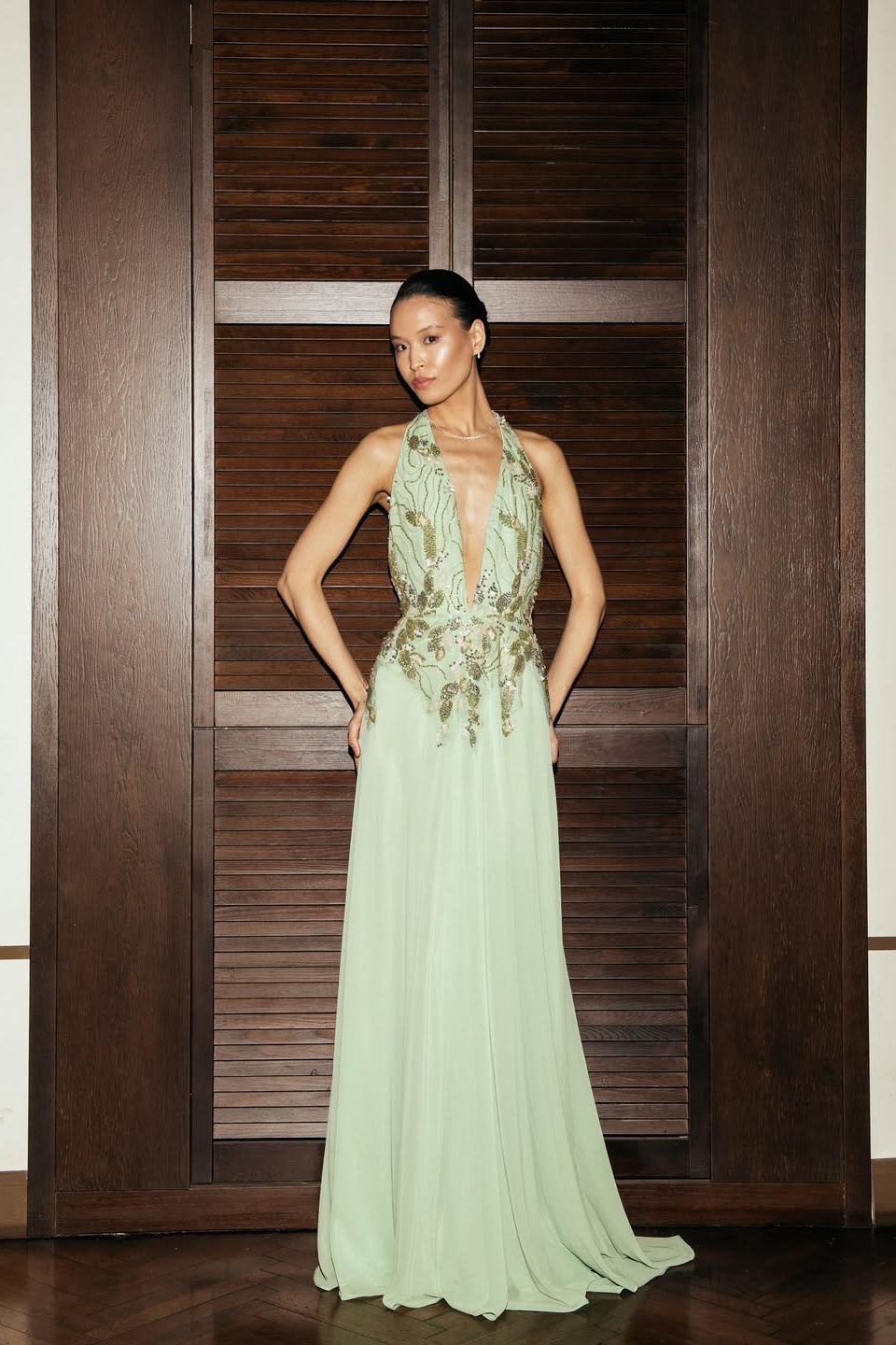 Lussooy Graceful Green Halter V Neck Sleeveless Evening Dress with Appliques 