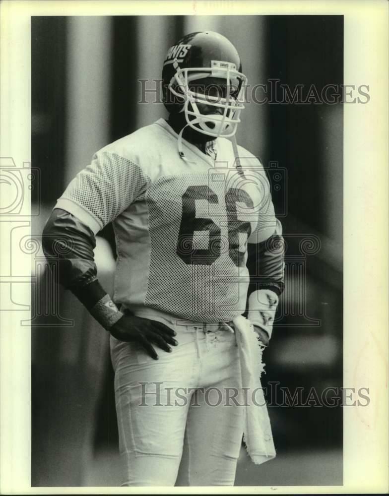 Press Photo Poster painting New York Giants football player W. Roberts during practice