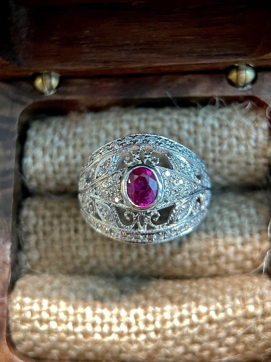 S208 Pt900铂金红宝石镂空戒指，红宝石0.72ct，钻石0.30ct，7.84g,55/16码【主石面上针尖小伤，肉眼不明显社交距离戴不影响，颜色美切工闪】