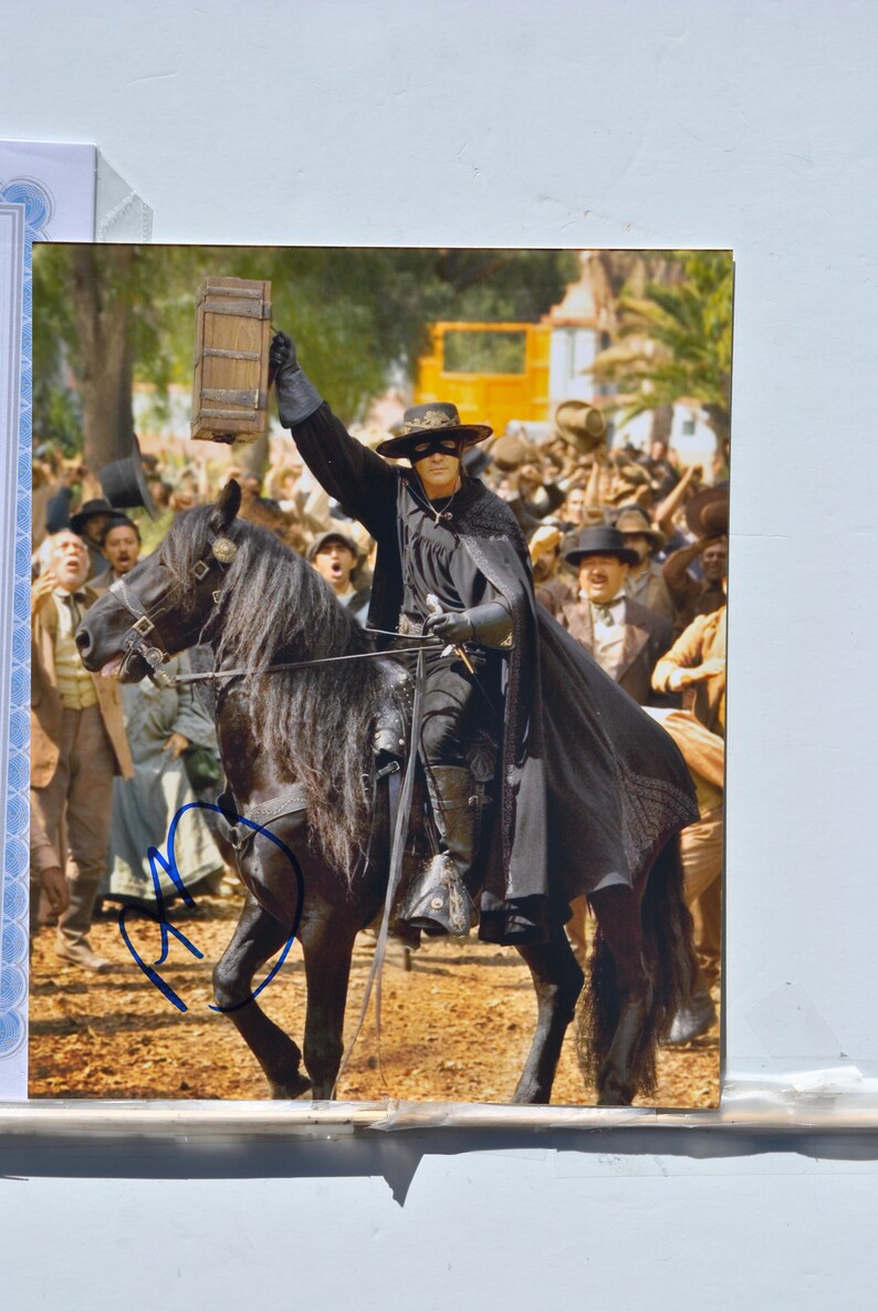 ANTONIO BANDERAS SIGNED Photo Poster painting Desperado, Philadelphia, Assassins, Evita, The Mask of Zorro, Puss in Boots wcoa