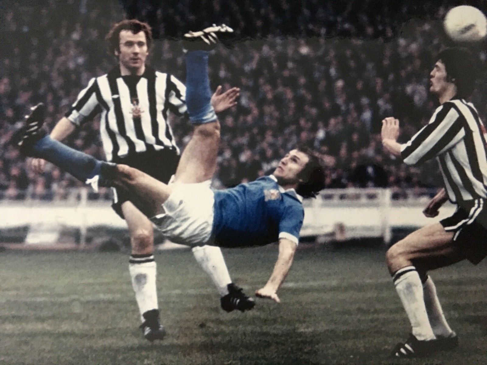 DENIS TUEART - MANCHESTER CITY 1976 CUP FINAL - BRILLIANT UNSIGNED Photo Poster paintingGRAPH