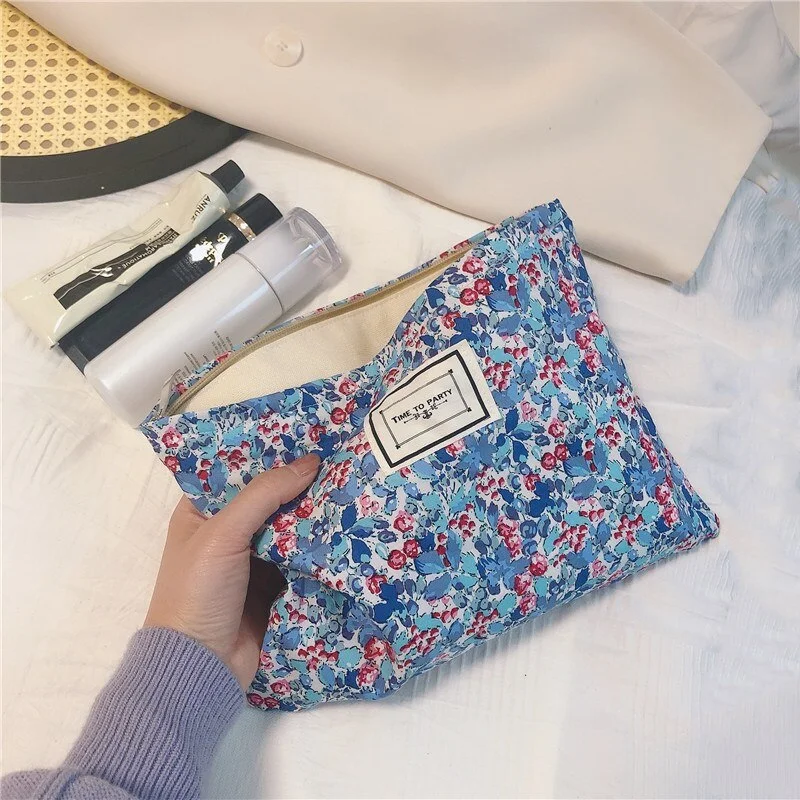 PURDORED 1 Pc Women Little Floral Cosmetic Bag Large Flower Makeup Bag Travel Makeup Beauty Case Organizer Female Handbag Clutch