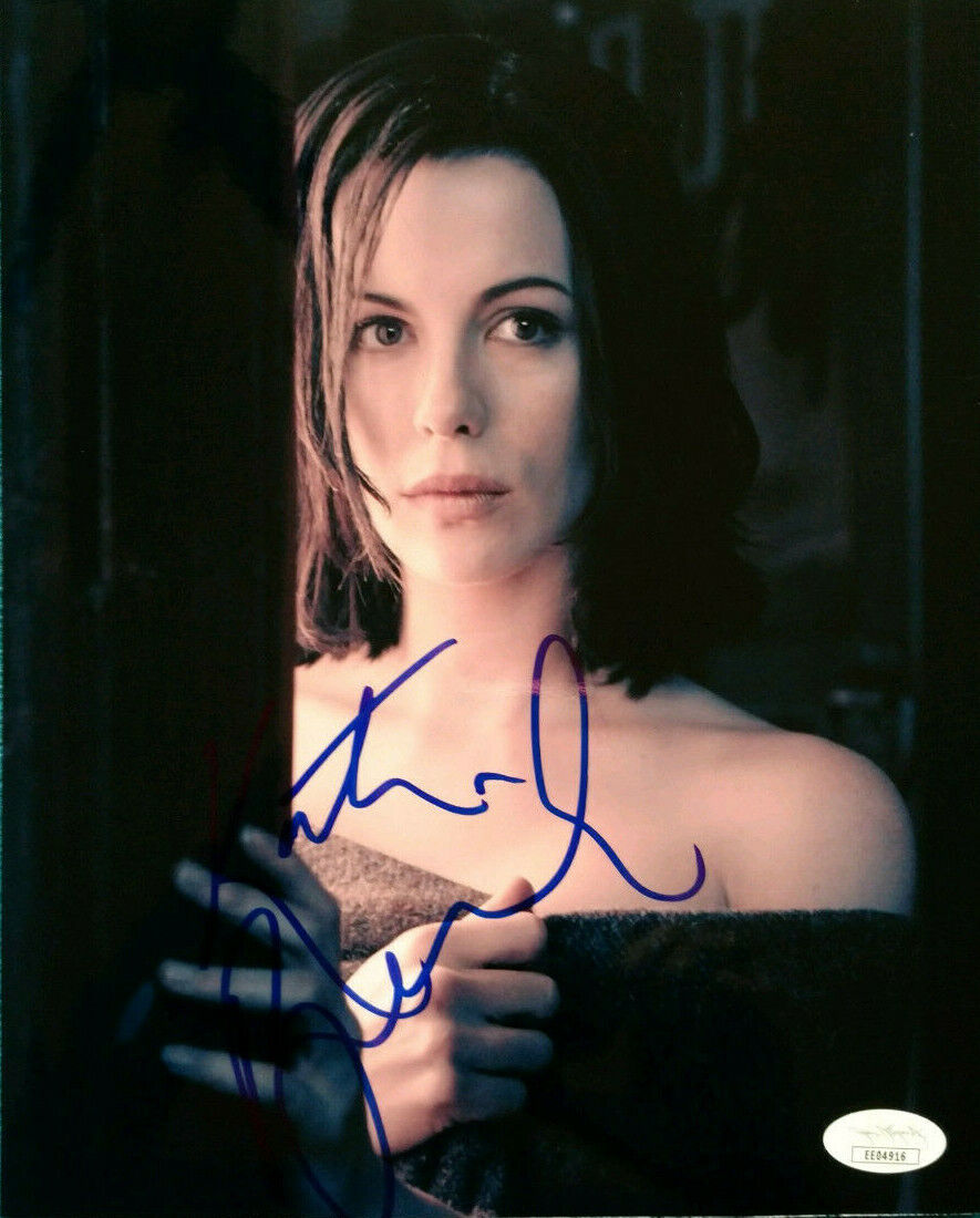 KATE BECKINSALE SIGNED YOUNG SEXY 8X10