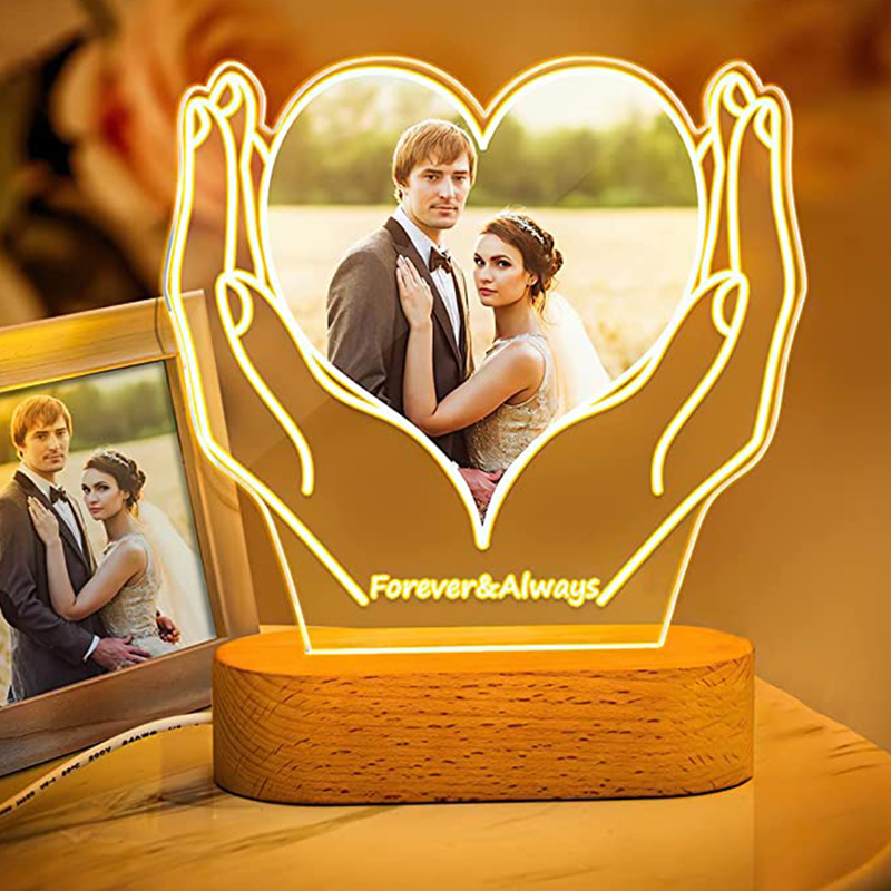 Lampada cuore nei mani con un testo e foto personalizzabili per coppia