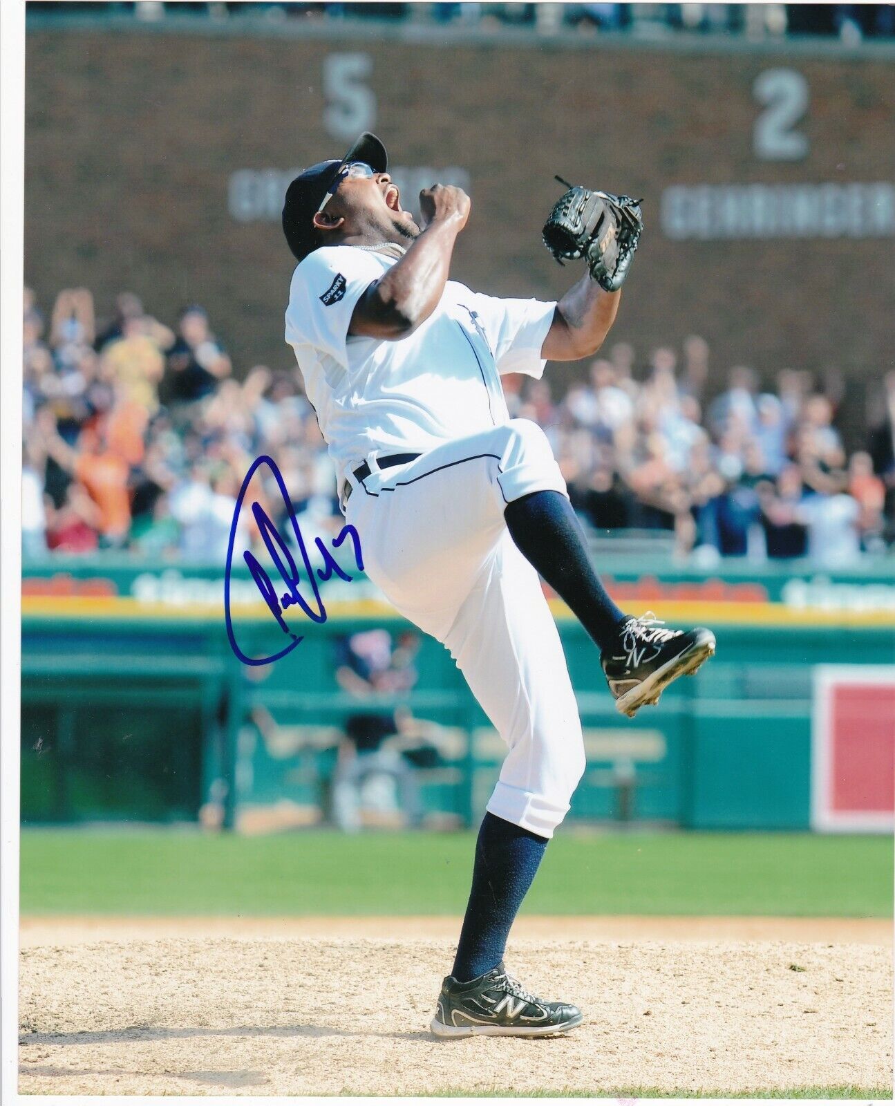 JOSE VALVERDE DETROIT TIGERS ACTION SIGNED 8x10